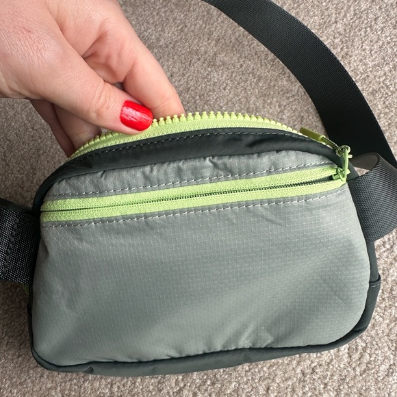 lululemon Everywhere Belt Bag (1L) in the Green Fern / Smoked Spruce / Neo Mint - Picture 4 of 5